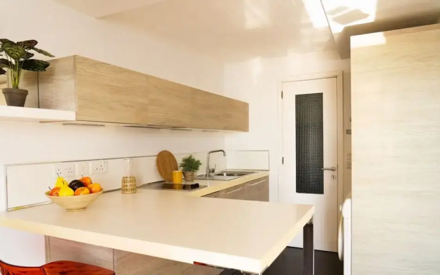 Gorgeous Seaviews From a Stunning Studio