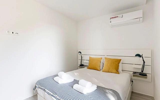 Stylish Flat W/ Gym & Parking by LovelyStay