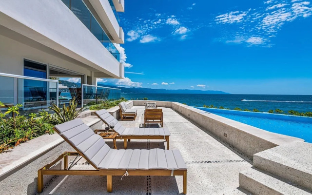 3BR with Private Pool on the Ocean