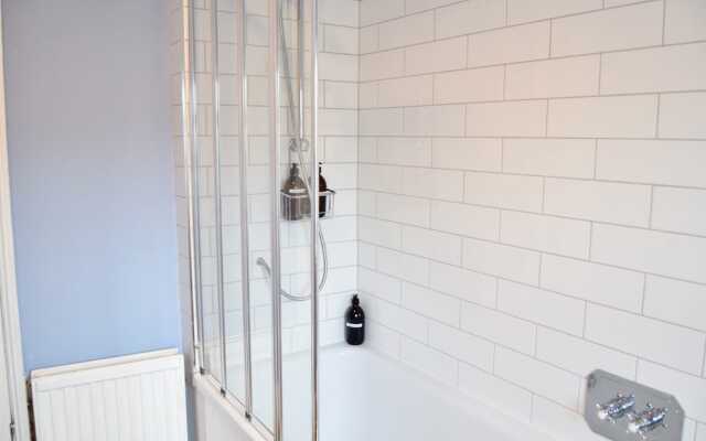 Spacious 3 Bedroom Family Home With Back Garden