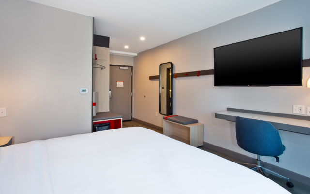 avid hotel Detroit Warren by IHG
