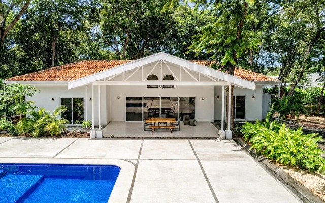 House and Apartment With Private Pool - Walk to Beach