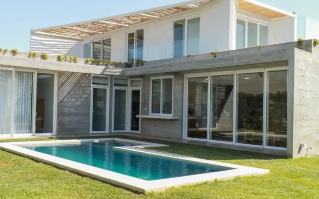 w Modern 4BR Villa With Private Pool in Paracas