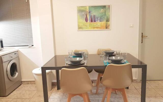 Palette Apartment Champagne - Athens Center, 6 BD, 3 BATH