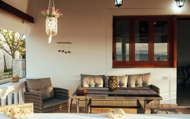 Sea Breeze Oasis-Tranquil Coastal Escape