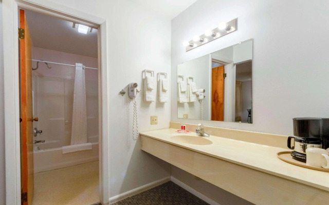 Econo Lodge Lakeshore