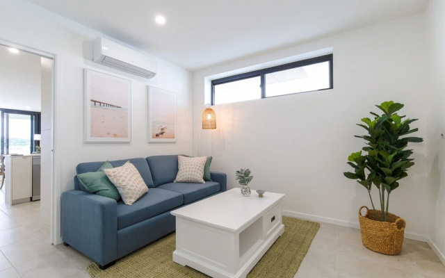 Oceanside Apartment With Bay Views – Guest Rooms – Batemans Bay