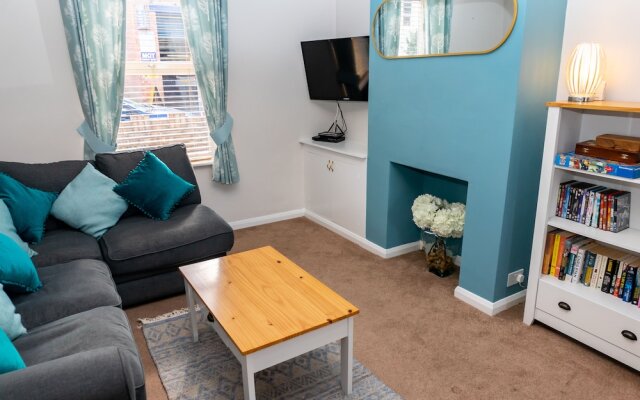Comfy, 2 Bed House, Sleeps 6 with Garden and Free Parking in Cheltenham