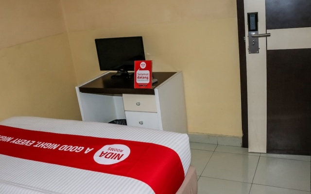 Nida Rooms Selat Panjang 11 Medan Kota at Wisma Sederhana Budget Hotel – Guest Rooms – Medan