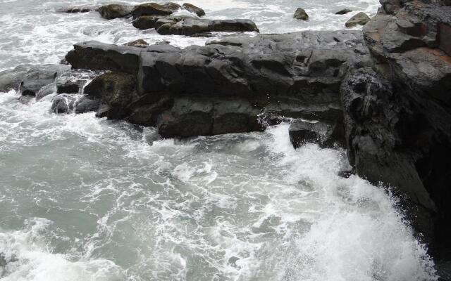 Rhea's Inn By The Sea