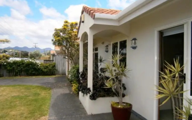 Baskervilla - Whangamata Holiday Home