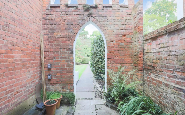 Stunning 4 Bed Semi-detached Home With Ample Space