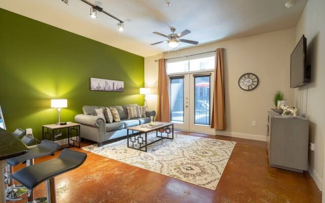 Luxurious Business & Family Montrose Condo -