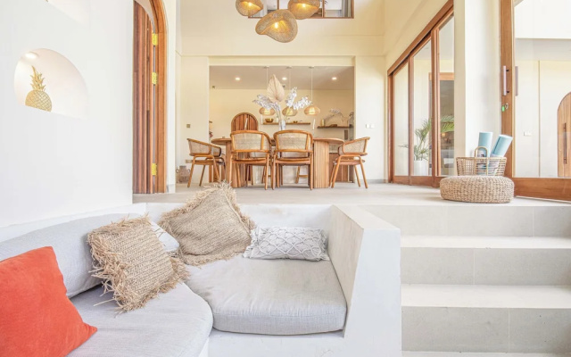 Luxury 4BR Villa With Private Pool in Canggu – Guest Rooms – Tumbak Bayuh