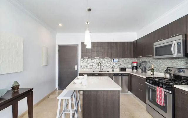Beautiful 2BR Condo w Large Balcony in Palm Beach