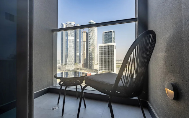 Waves - Stylish 13th-Floor Studio with Top-Notch Amenities