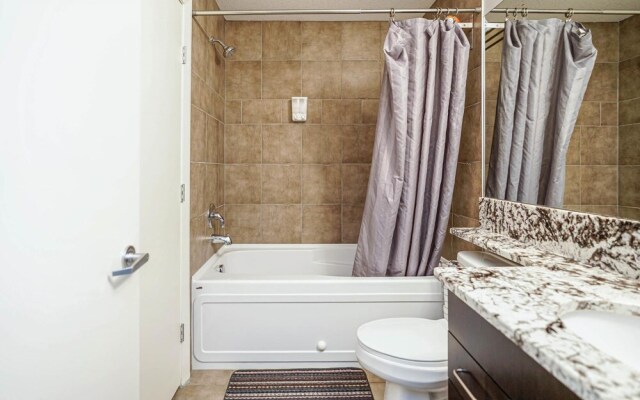 Beautiful 1bd Condo Patio Gym Parking Location