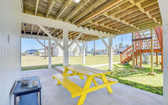 Pet-friendly Galveston Home: Walk to Beaches!