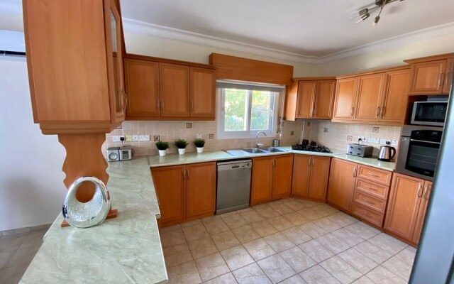Villa Green Palace, Private Pool, Sea & Mountain Views , Spacious & Beautiful