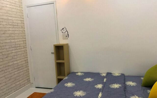 Smiley Apartment 9