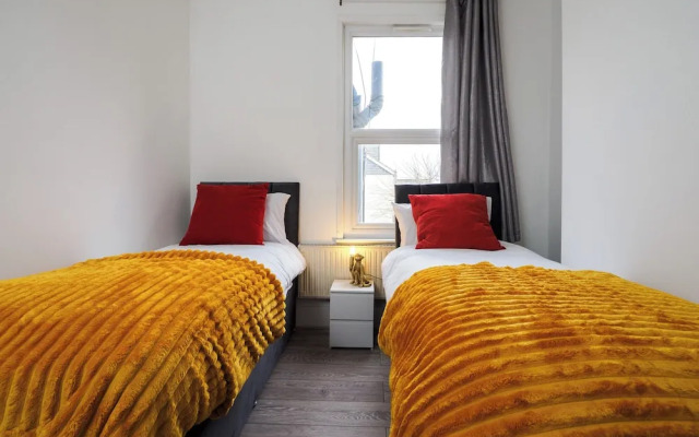 Dartford - 3 Bed House- Sleeps7 - Garden