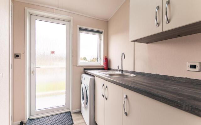 Lakeside View Lodge with Hot Tub