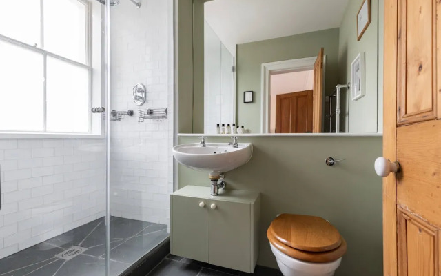 Englefield Road by Onefinestay