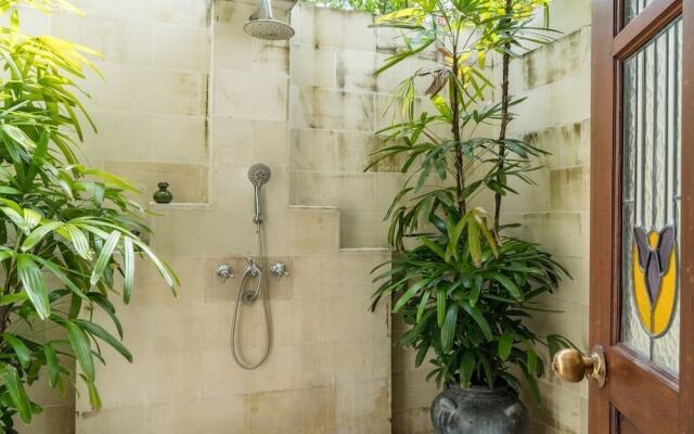 Colonial White House - Seminyak