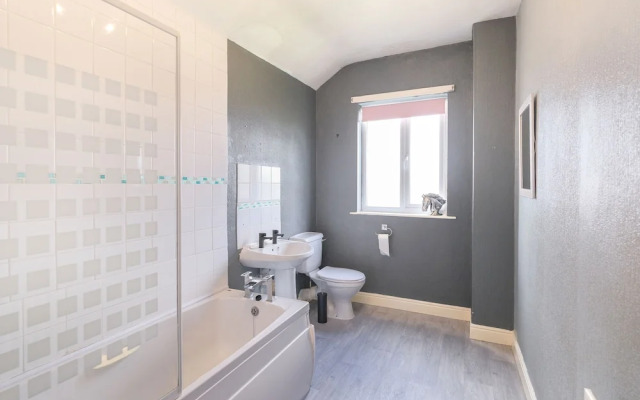 Lovely Large 2-bed House With 2 Reception Rooms