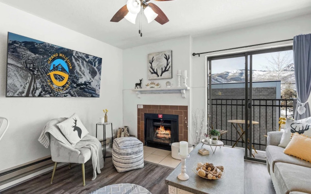 Cozy PC Condo Top Floor Studio