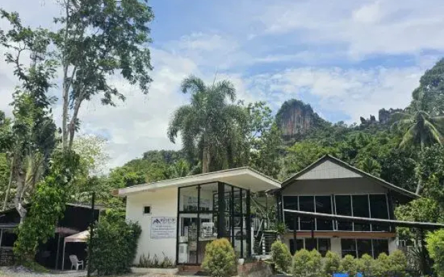 Nahm Khao Sok Hostel and Camping