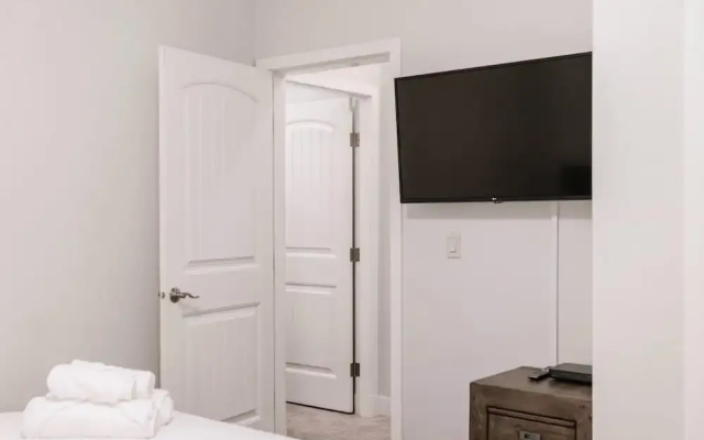 Lakefront Beachfront top Floor Condo w Pool