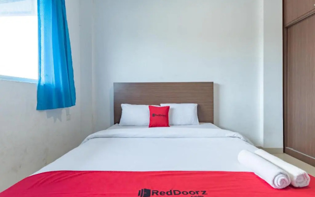RedDoorz Plus Near Kepri Mall