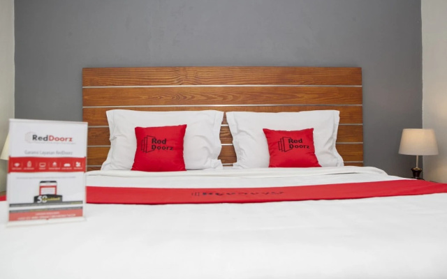 RedDoorz Plus near Asia Afrika 3