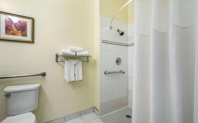 Clarion Inn & Suites Central Clearwater Beach