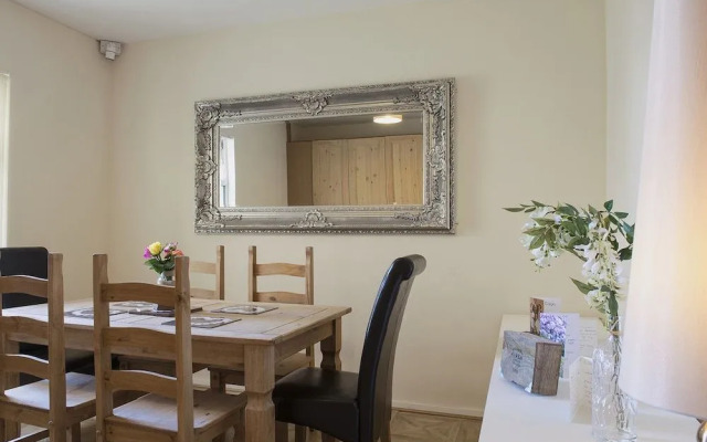 Cargo Cafe Apartments - Guest House