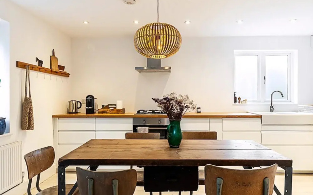 Tranquil 2 Bedroom Apartment in East London