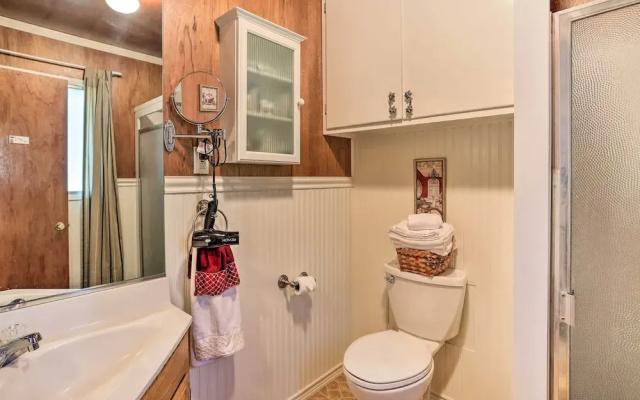 Cozy Crestline Cabin, Close to Lakes, Parks!