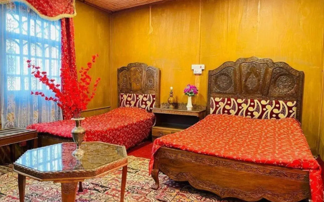 Howrah Houseboats in Srinagar