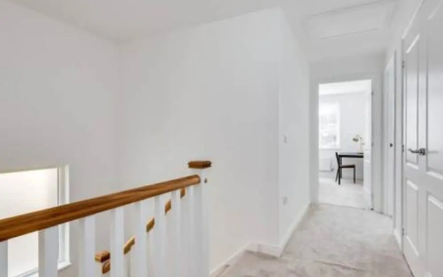 Stylish 4-br House With 3 Ensuite Free Parking