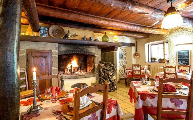 Hôtel-Restaurant La Crèche et sa piscine intérieure - Logis Hôtels