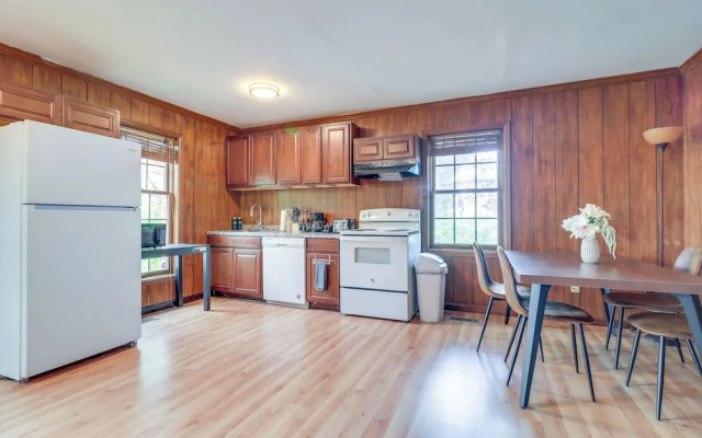 7 Mi to Downtown Toledo: Pet-friendly Apartment