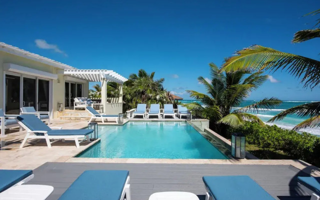 Caribbean Dream: Luxurious Villa With Private Beach Access