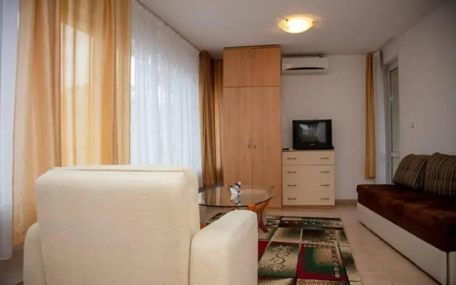 Convenient 1-Bedroom Flat next to Harmanite Beach