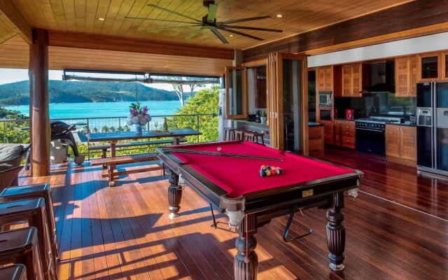 The Boathouse - Luxury Holiday Home with Jacuzzi