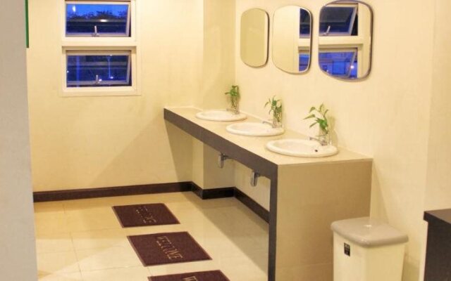 Ananas Phuket Central Hostel - Adults Only