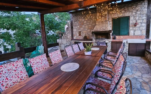 Authentic Dalmatian Hillside Escape With Pool, Sauna & BBQ