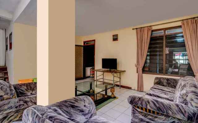 Oyo 3917 Kost Putri Siwalankerto