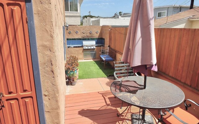 La Brisa 1 Block From the Beach!