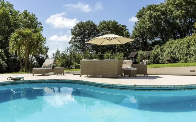 Sleeps10/18-parking-garden-pool-hottub-balcony